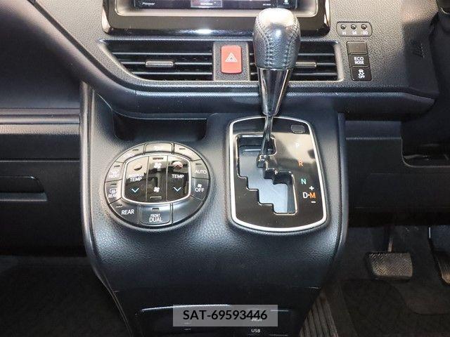 Toyota VOXY 2014-10 245936-13