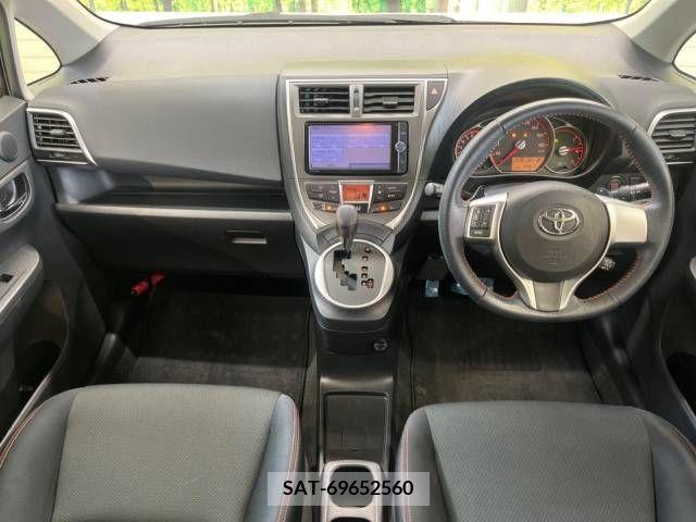 Toyota RACTIS 2012-11 366851-1