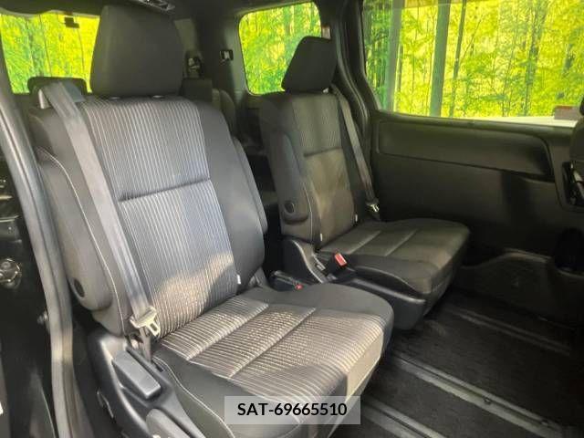 Toyota VOXY 2019-07 370285-9
