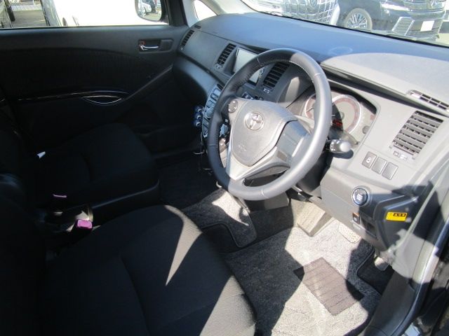 Toyota ISIS 2013-02 18584-20
