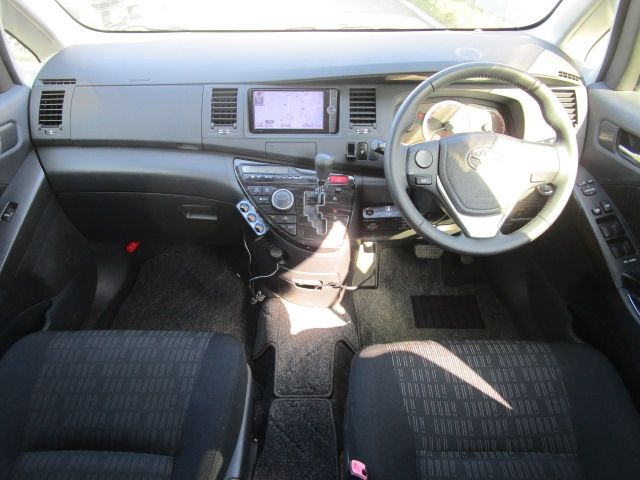 Toyota ISIS 2013-02 18584-9