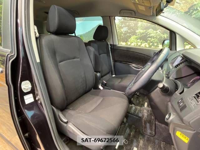 Toyota ISIS 2013-05 273140-9