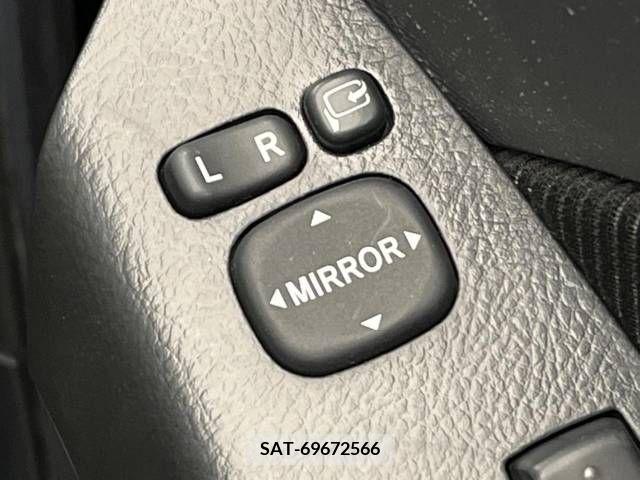 Toyota ISIS 2013-05 273140-8