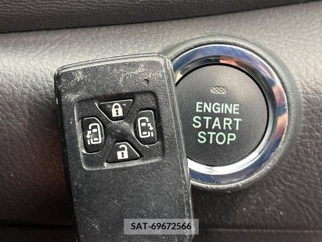 Toyota ISIS 2013-05 273140-7