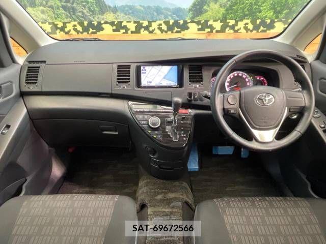 Toyota ISIS 2013-05 273140-1