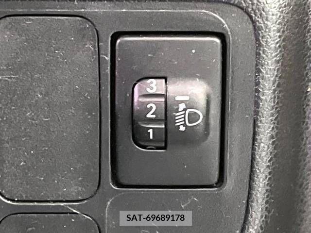 Daihatsu ESSE 2011-07 250257-5