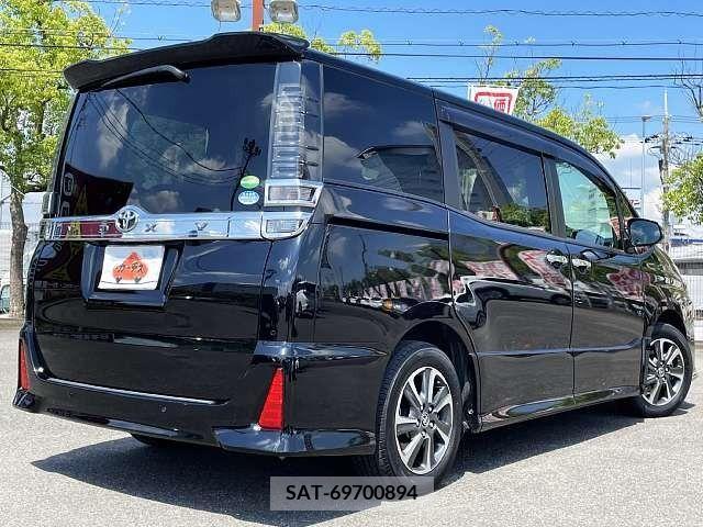 Toyota VOXY 2019-07 370352-2