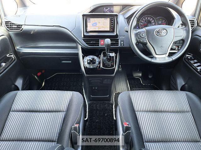Toyota VOXY 2019-07 370352-1