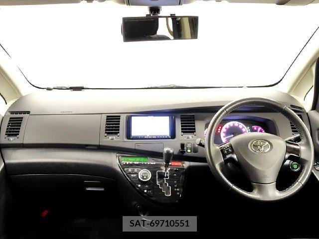 Toyota ISIS 2011-09 391469-1