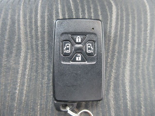 Toyota VOXY 2012-09 21666-21