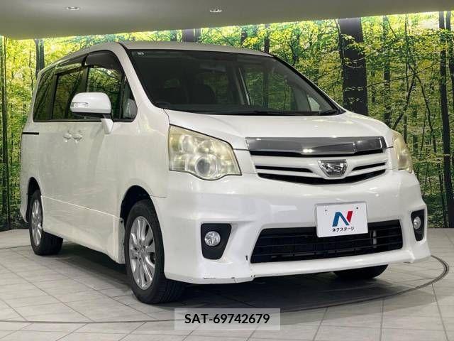 Toyota NOAH 2011-10 385818-17