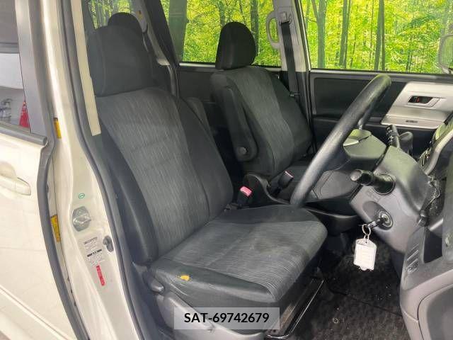 Toyota NOAH 2011-10 385818-8