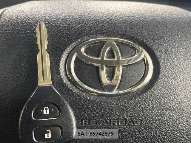 Toyota NOAH 2011-10 385818-5
