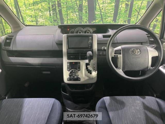 Toyota NOAH 2011-10 385818-1