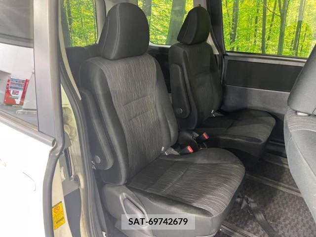 Toyota NOAH 2011-10 385818-9