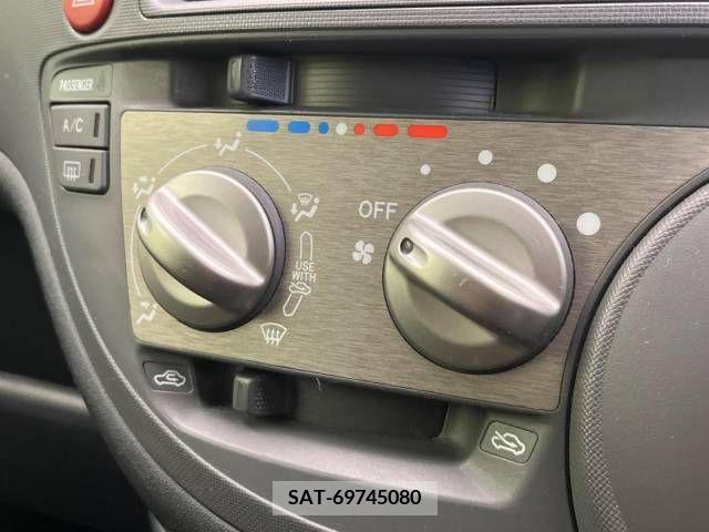 Toyota SIENTA 2011-06 327584-6