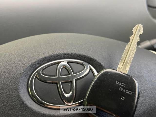 Toyota SIENTA 2011-06 327584-5