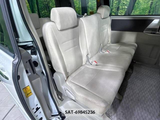 Toyota NOAH 2009-11 335323-9