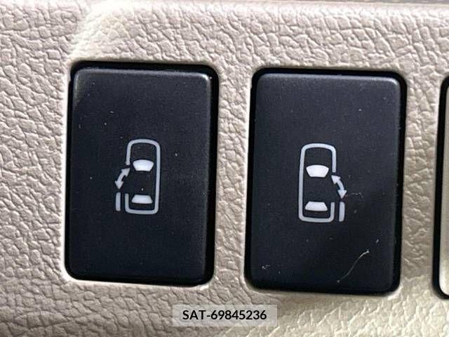 Toyota NOAH 2009-11 335323-4