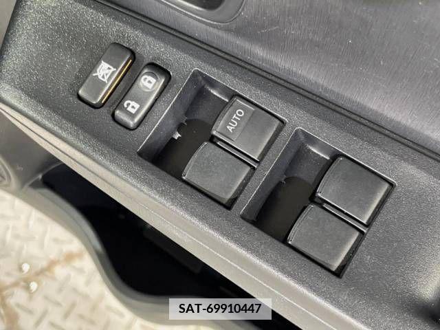 Toyota VITZ 2012-03 370140-18