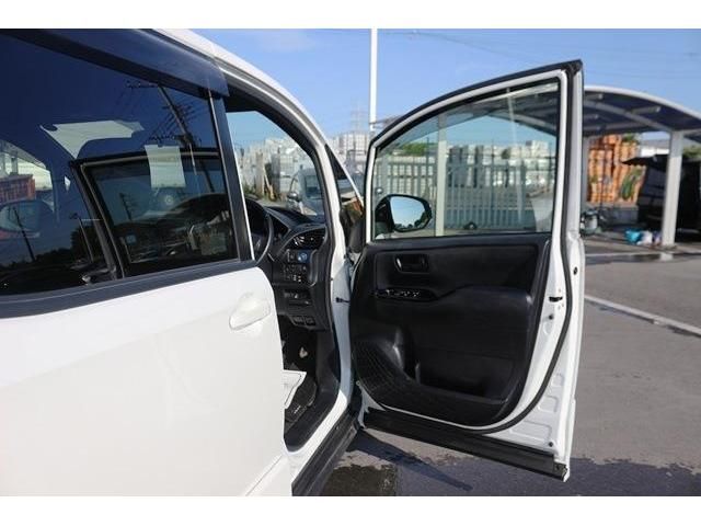 Toyota NOAH HYBRID 2017-08 9471-9