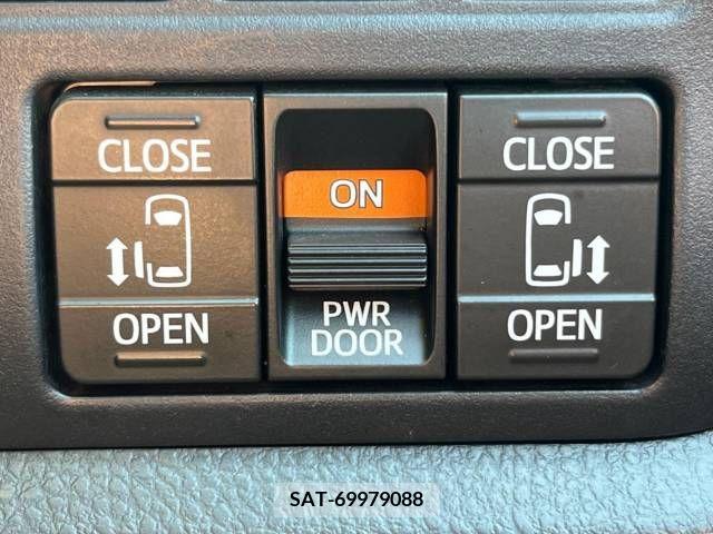 Toyota VOXY 2019-07 370397-6