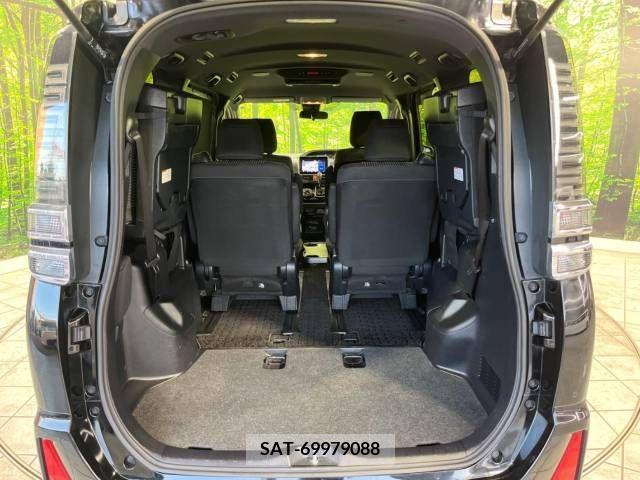 Toyota VOXY 2019-07 370397-11