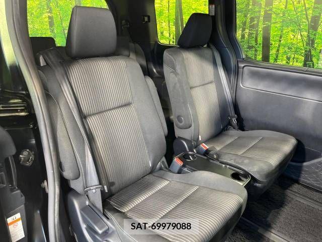 Toyota VOXY 2019-07 370397-9