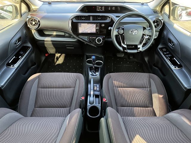 Toyota AQUA 2018-01 15974-1