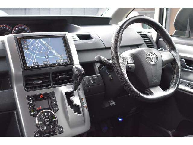 Toyota VOXY 2012-01 192658-2