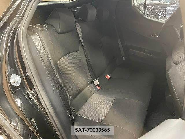 Toyota C-HR 2017-05 322953-9