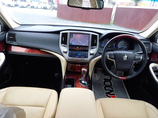Toyota CROWN MAJESTA 2014-09 835-8