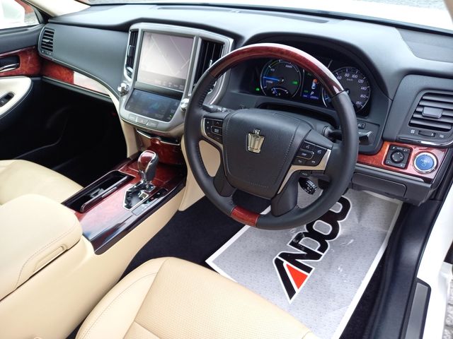 Toyota CROWN MAJESTA 2014-09 835-11