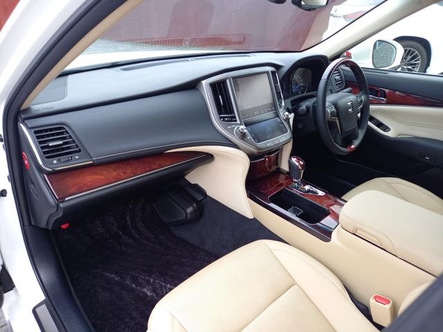 Toyota CROWN MAJESTA 2014-09 835-17