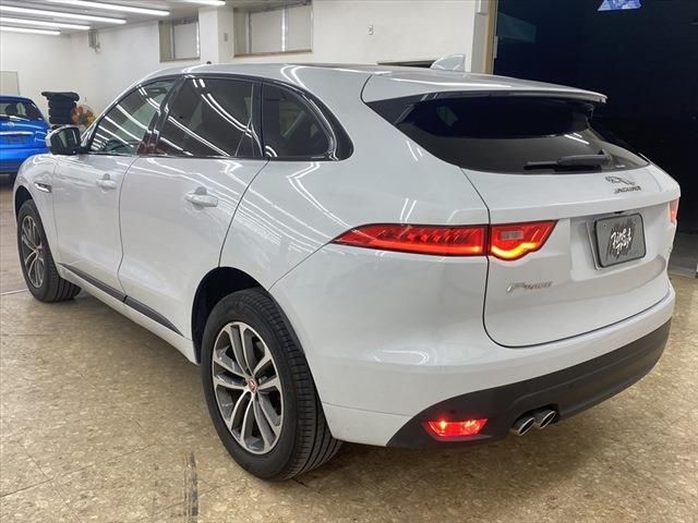 Jaguar F-PACE 2016-11 188283-6