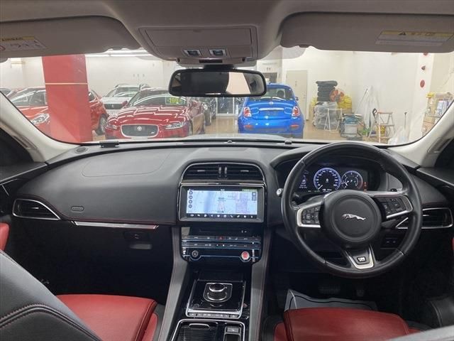 Jaguar F-PACE 2016-11 188283-11