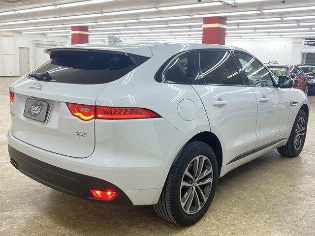 Jaguar F-PACE 2016-11 188283-4