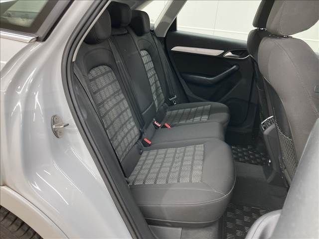 Audi Q3 2016-10 11154-12