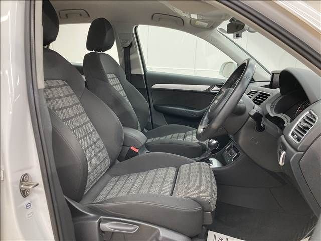 Audi Q3 2016-10 11154-11