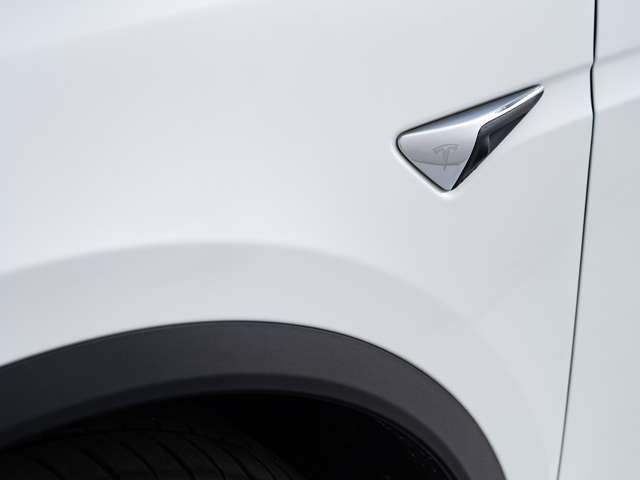 Tesla MODEL X 2018-03 12115-7