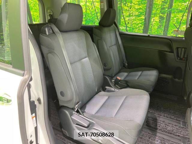 Toyota VOXY 2015-09 331189-9
