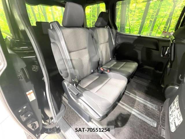 Toyota VOXY 2018-03 343395-9