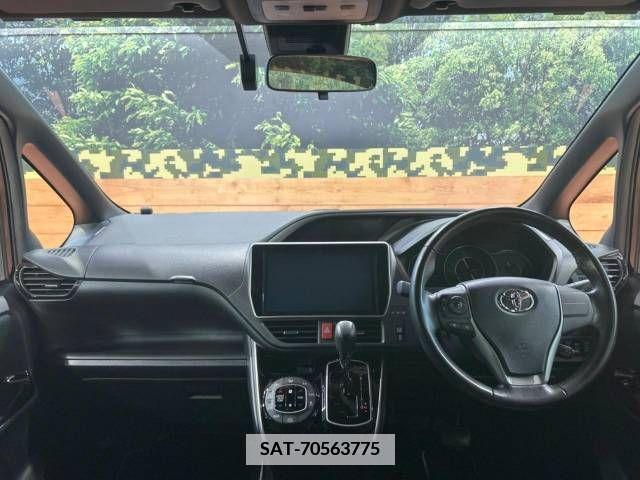 Toyota VOXY 2018-03 346368-1