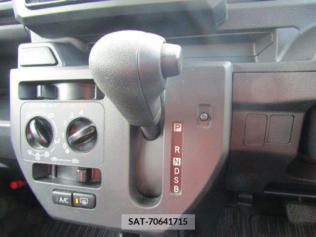 Toyota Pixis Mega 2019-01 204769-19