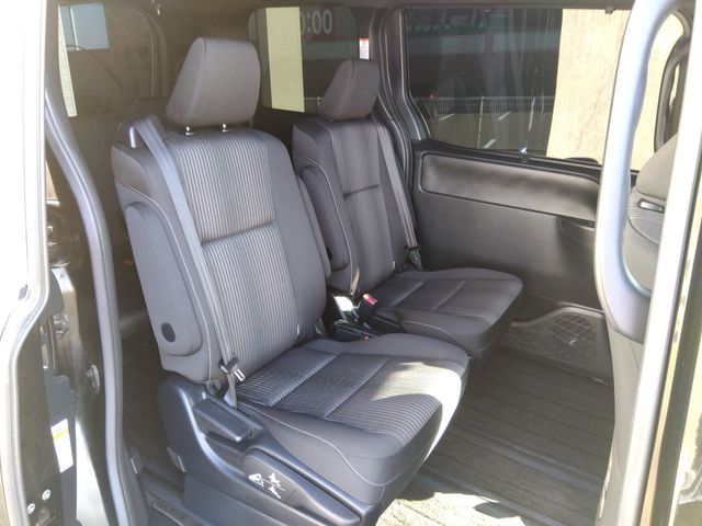 Toyota VOXY 2018-05 16217-17
