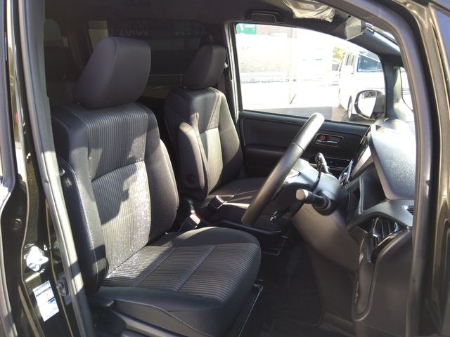 Toyota VOXY 2018-05 16217-8