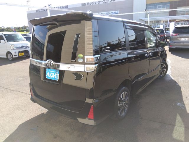 Toyota VOXY 2018-05 16217-1