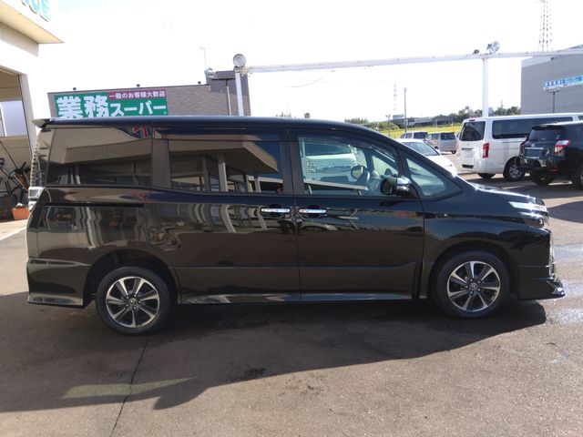 Toyota VOXY 2018-05 16217-3