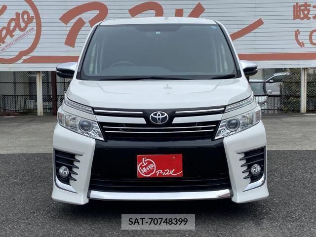 Toyota VOXY 2015-05 213373-1
