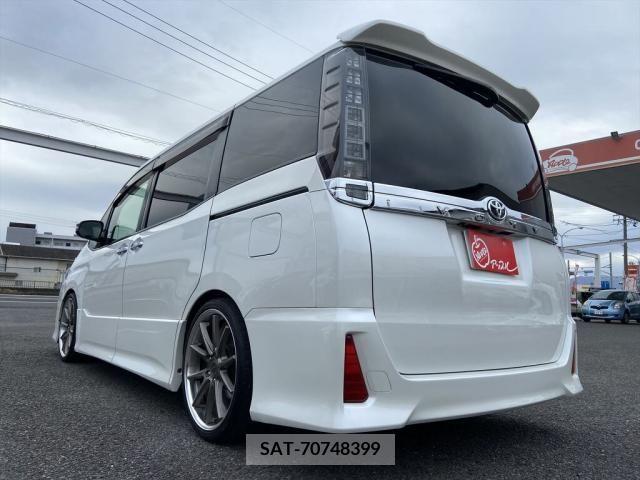 Toyota VOXY 2015-05 213373-8